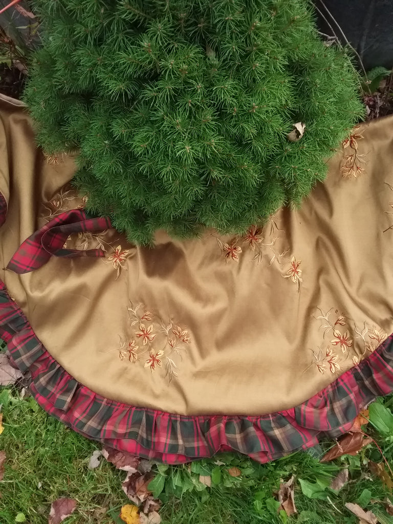 Victorian Tree Skirt with Tartan Ruffle